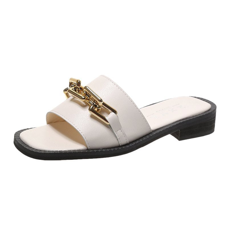 Chères pantoufles élégantes avec accessoire chaîne décoratif Chic und Stil