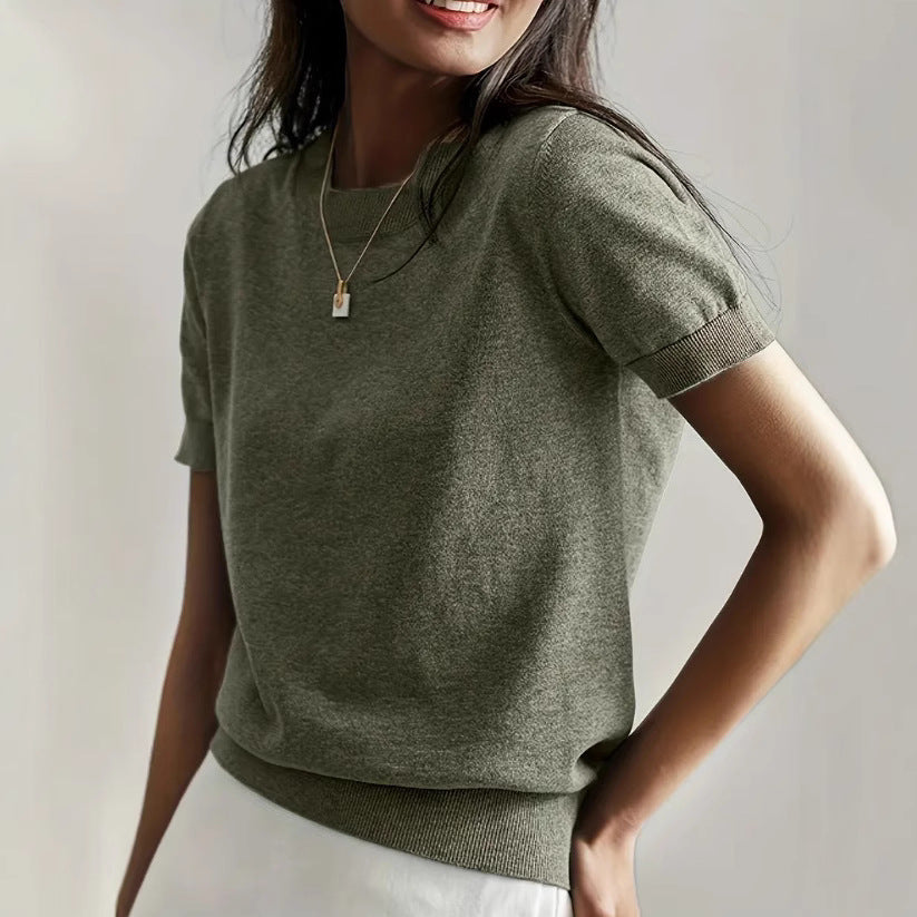 Pull en fine maille pour femmes avec une silhouette à manches courtes et un matériau fluide doux Élégance et style