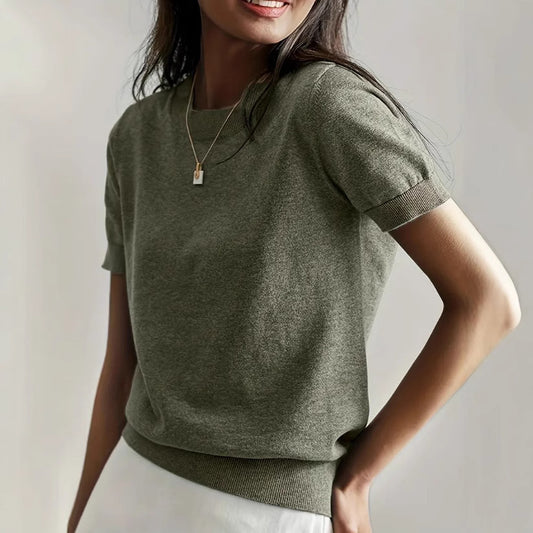 Pull en fine maille pour femmes avec une silhouette à manches courtes et un matériau fluide doux Élégance et style