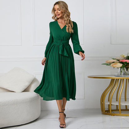 Robe portefeuille plissée pour femmes avec décolleté en V élégant et ceinture à la taille Chic und Stil