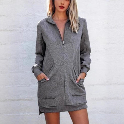 Robe décontractée pour femmes avec col haut et poches latérales à ouverture.