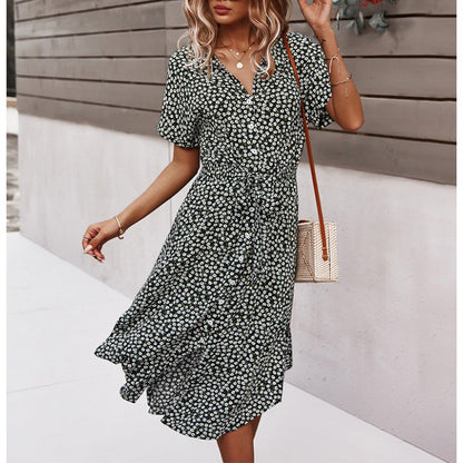 Robe à fleurs pour femmes avec coupe cintrée et volants Chic und Stil