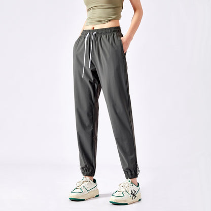Light sport pants for women with elastic waist and practical pockets Chic und Stil