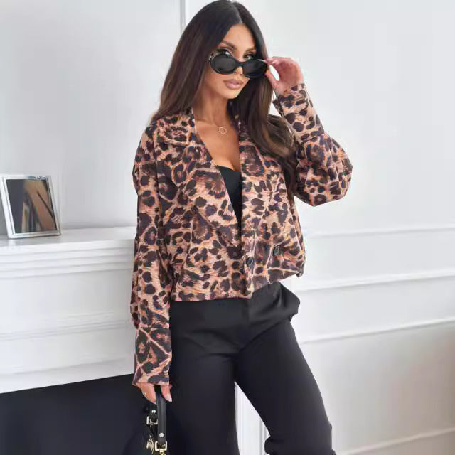 Fashionable blazer jacket for women with a trendy leopard pattern Chic und Stil