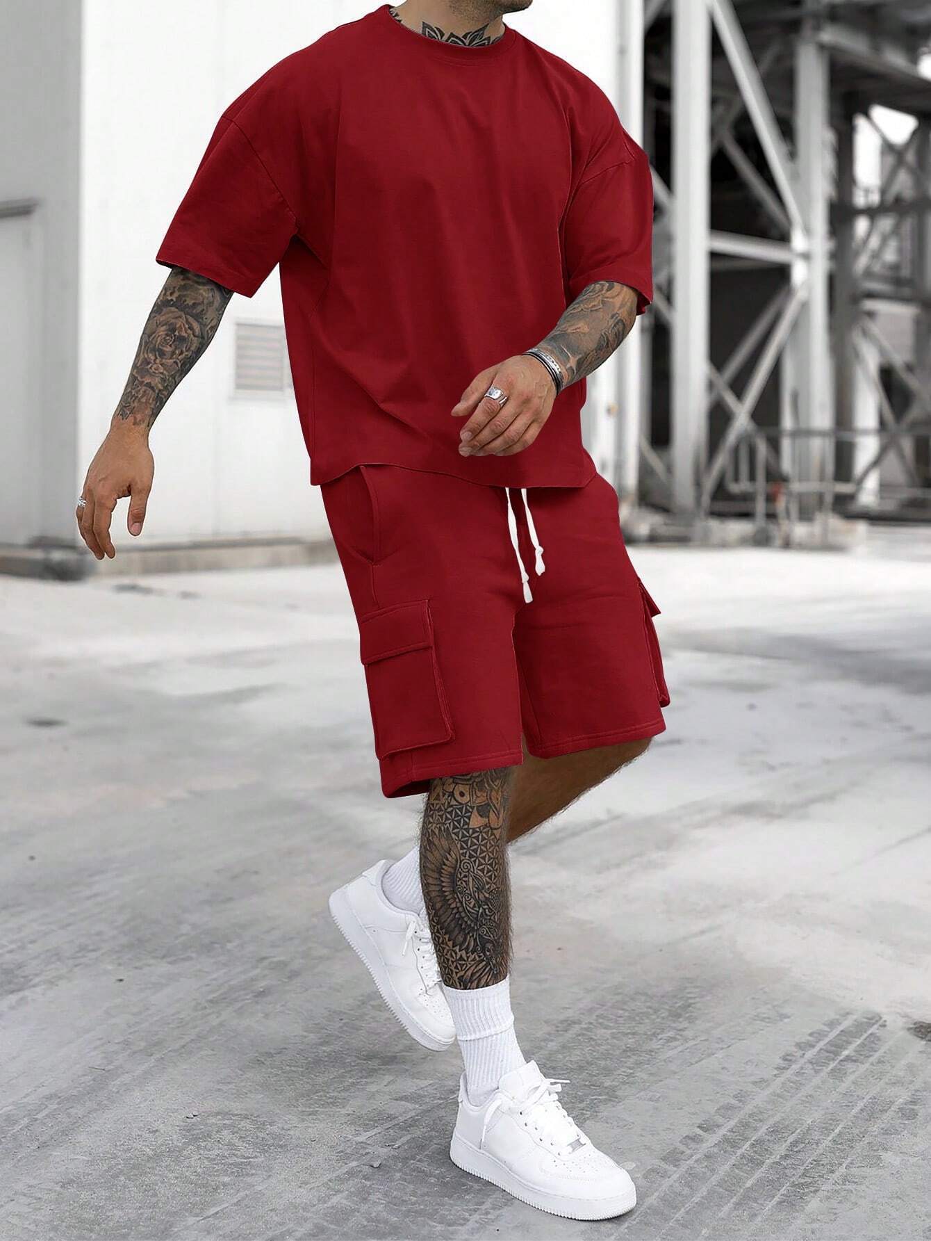 Ensemble de loisirs pour hommes avec t-shirt oversized et shorts cargos Chic und Stil
