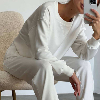 Casual sports outfit for women with cropped sweatshirt and comfortable jogging pants Chic and Style