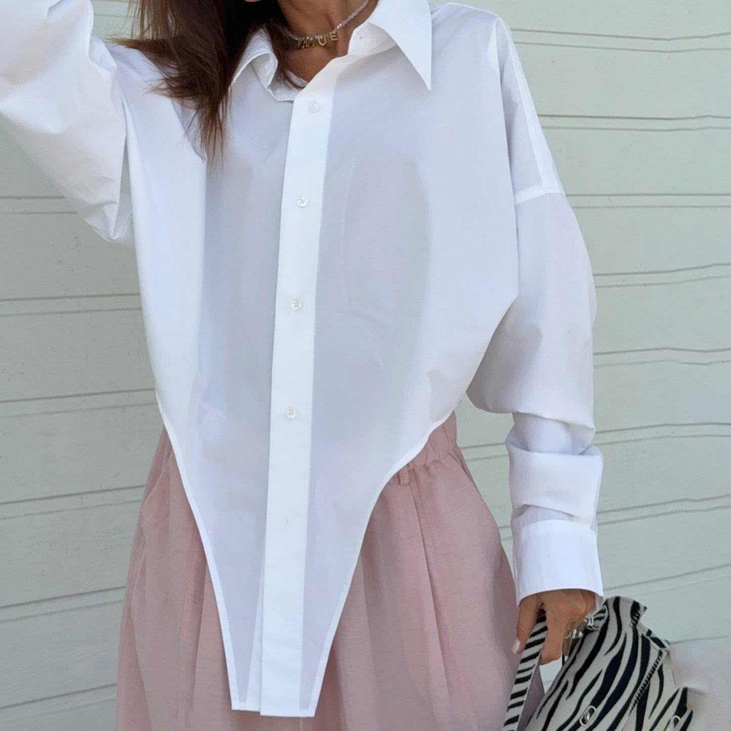 Chemisier oversize pour femmes avec coupe asymétrique et détails modernes Chic und Stil