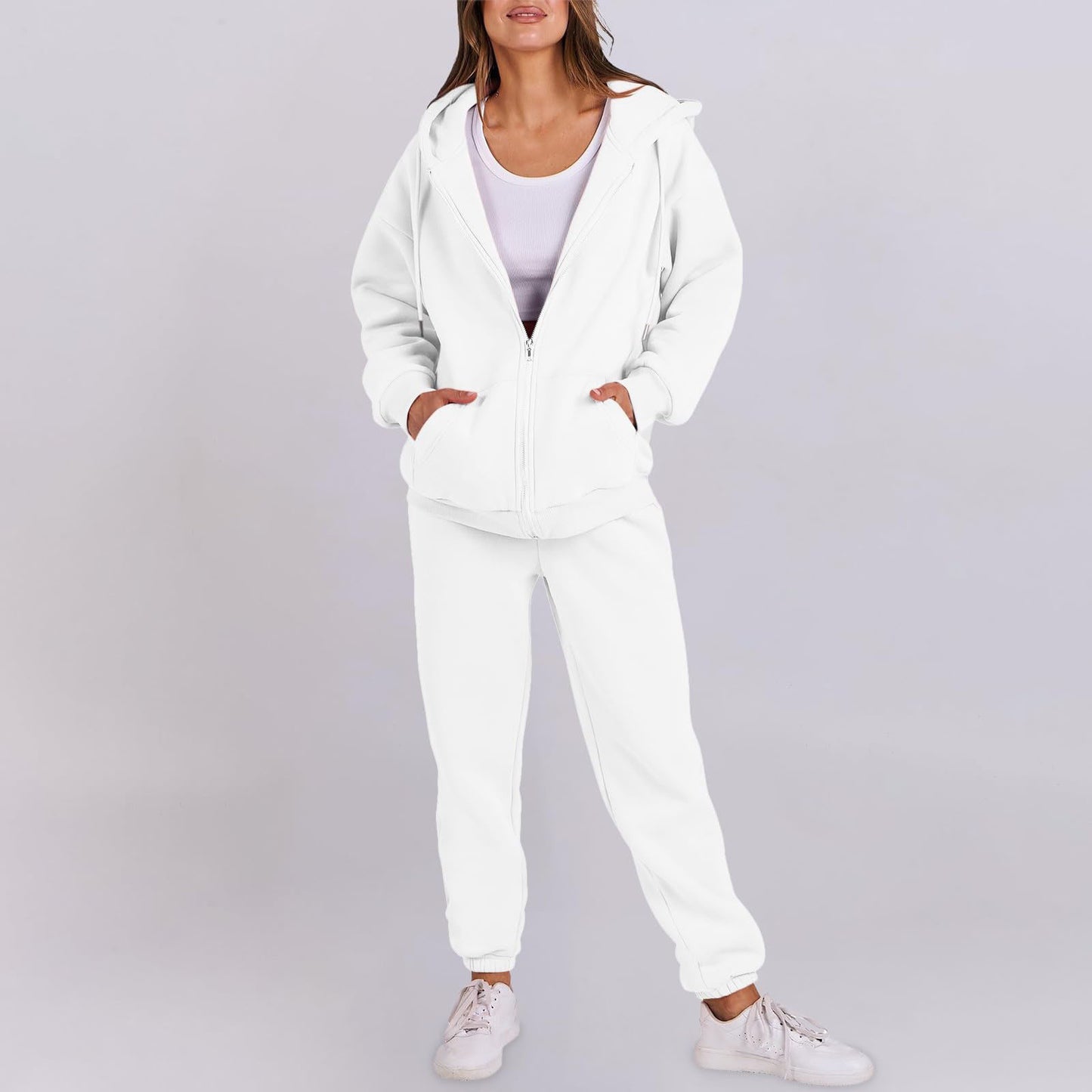 Casual women's sports set with hood and zipper Chic und Stil