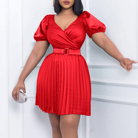 Robe plissée pour femmes avec un élégant look drapé et une ceinture cintrée Chic und Stil