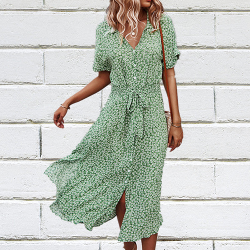 Robe à fleurs pour femmes avec coupe cintrée et volants Chic und Stil