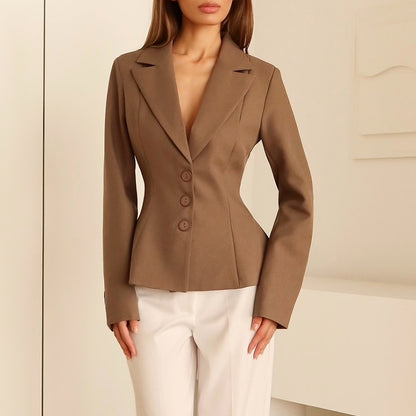Blazer cintré pour femmes avec un élégant revers Chic und Stil