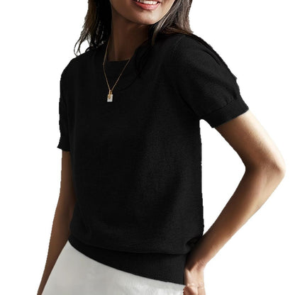 Pull en fine maille pour femmes avec une silhouette à manches courtes et un matériau fluide doux Élégance et style