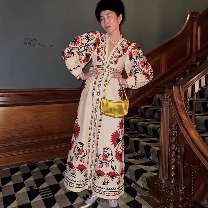 Robe maxi femme avec broderies florales et élégant décolleté en V Chic und Stil