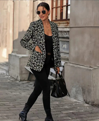 Blazer tendance pour femmes avec motif léopard et coupe cintrée Chic und Stil