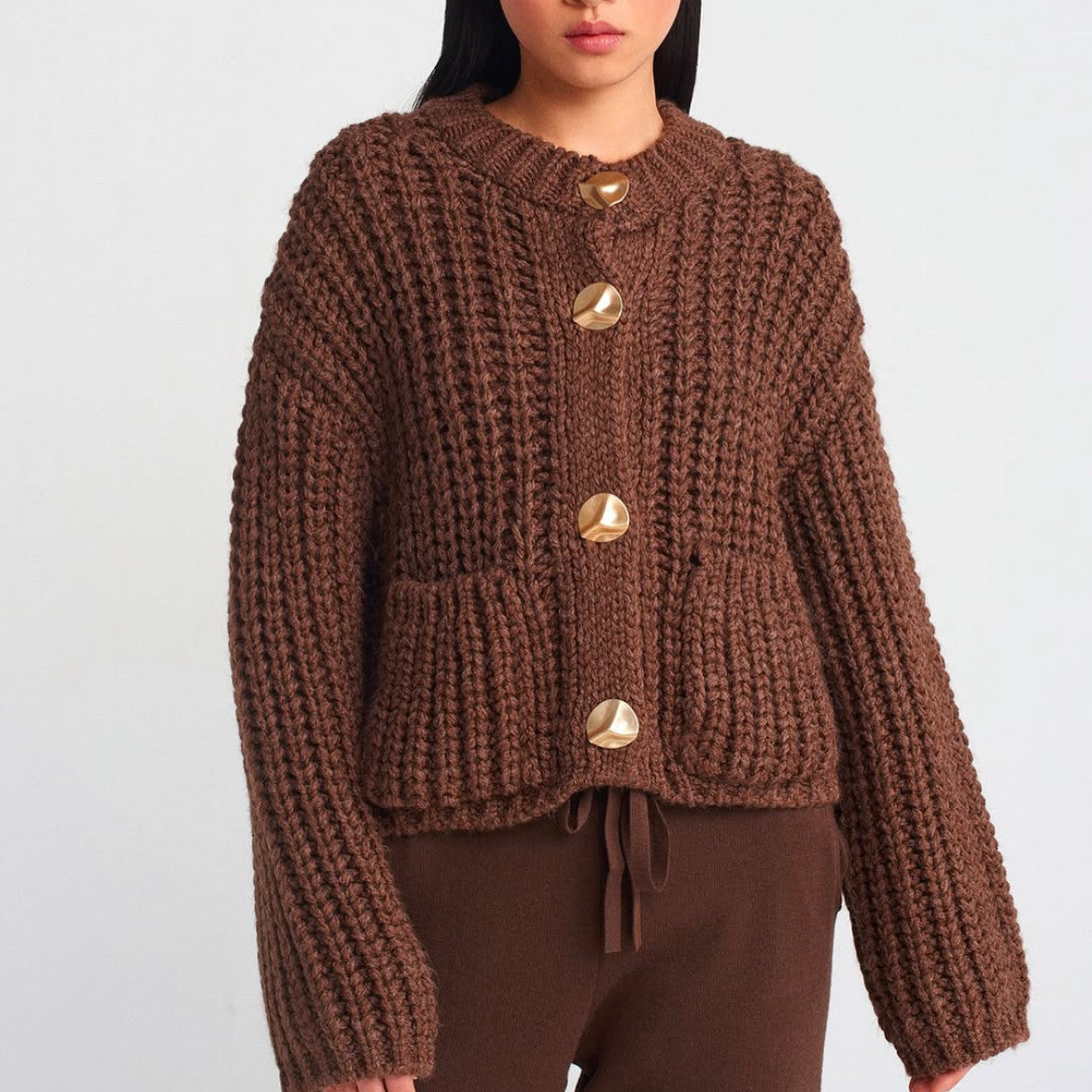Pull femme en tricot épais avec des détails modernes Chic und Stil