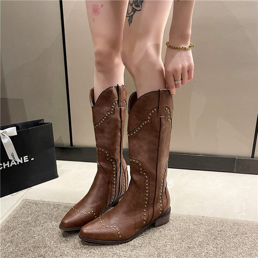 Bottes de cowboy pour dames avec des accents de clous à la mode et un talon bloc confortable Chic und Stil