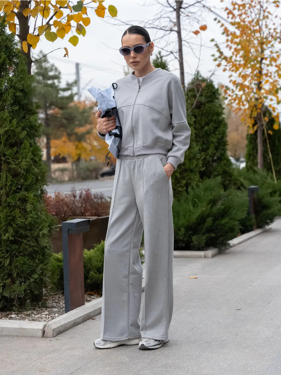 Dames costume de sport urbain avec veste cropped et pantalon large confortable Chic und Stil