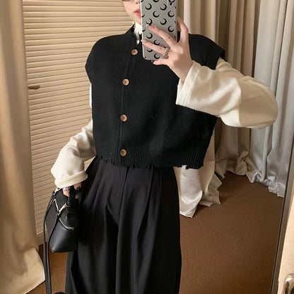 Cardigan court pour femmes avec ourlet fendu et détails de boutons en bois Chic & Stil