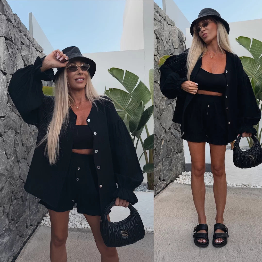 Fashionable women's loungewear set with bow-shaped top and ruffled shorts Chic und Stil