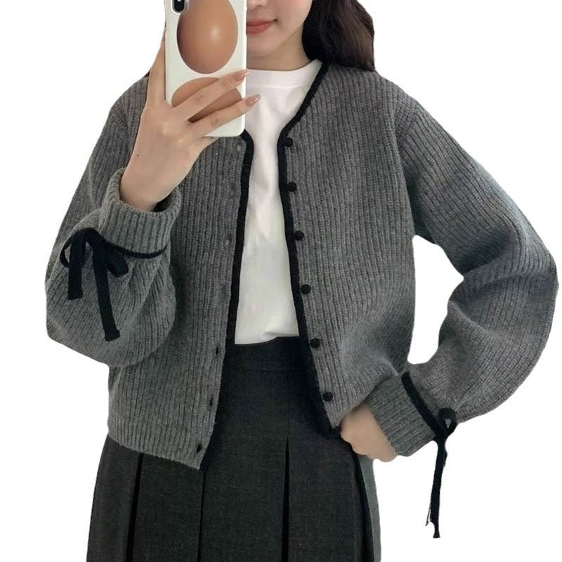 Cardigan pour femmes avec des finitions contrastées aux manches et boutonnière Chic und Stil