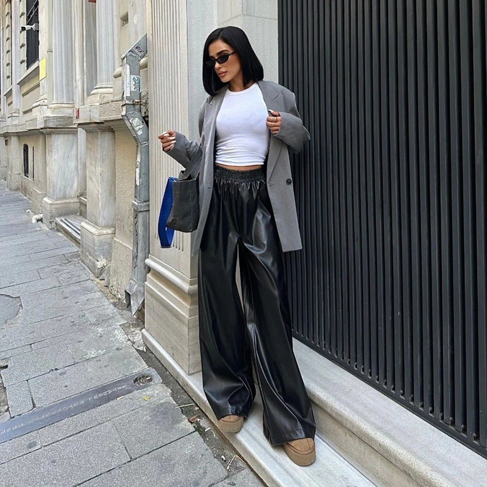 Elegant leather pants for women with a loose fit and elastic waistband Chic und Stil