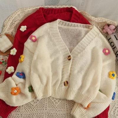Dames gilet en tricot douillet avec des appliqués floraux ludiques Chic und Stil
