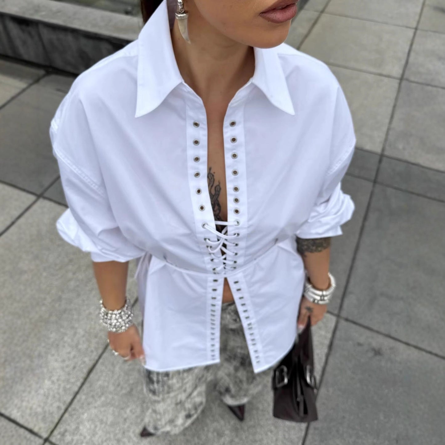 Chemisier pour femme avec un laçage élégant et un col moderne Chic und Stil