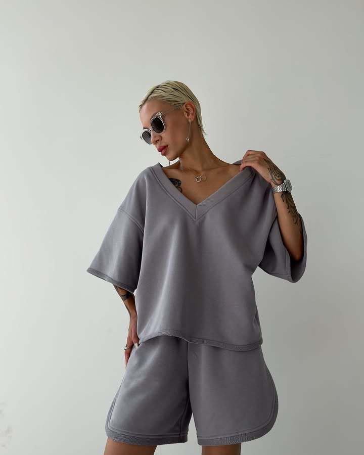 Chic und Stil Women's Casual V Neck Set with Comfortable Shorts and Oversized Top