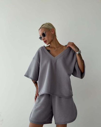 Chic und Stil Women's Casual V Neck Set with Comfortable Shorts and Oversized Top