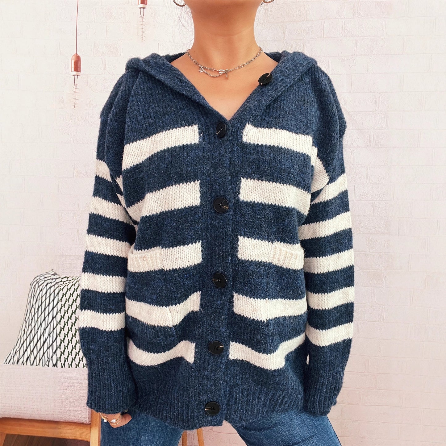 Dame oversized cardigan en tricot avec des rayures contrastantes et une capuche Chic und Stil