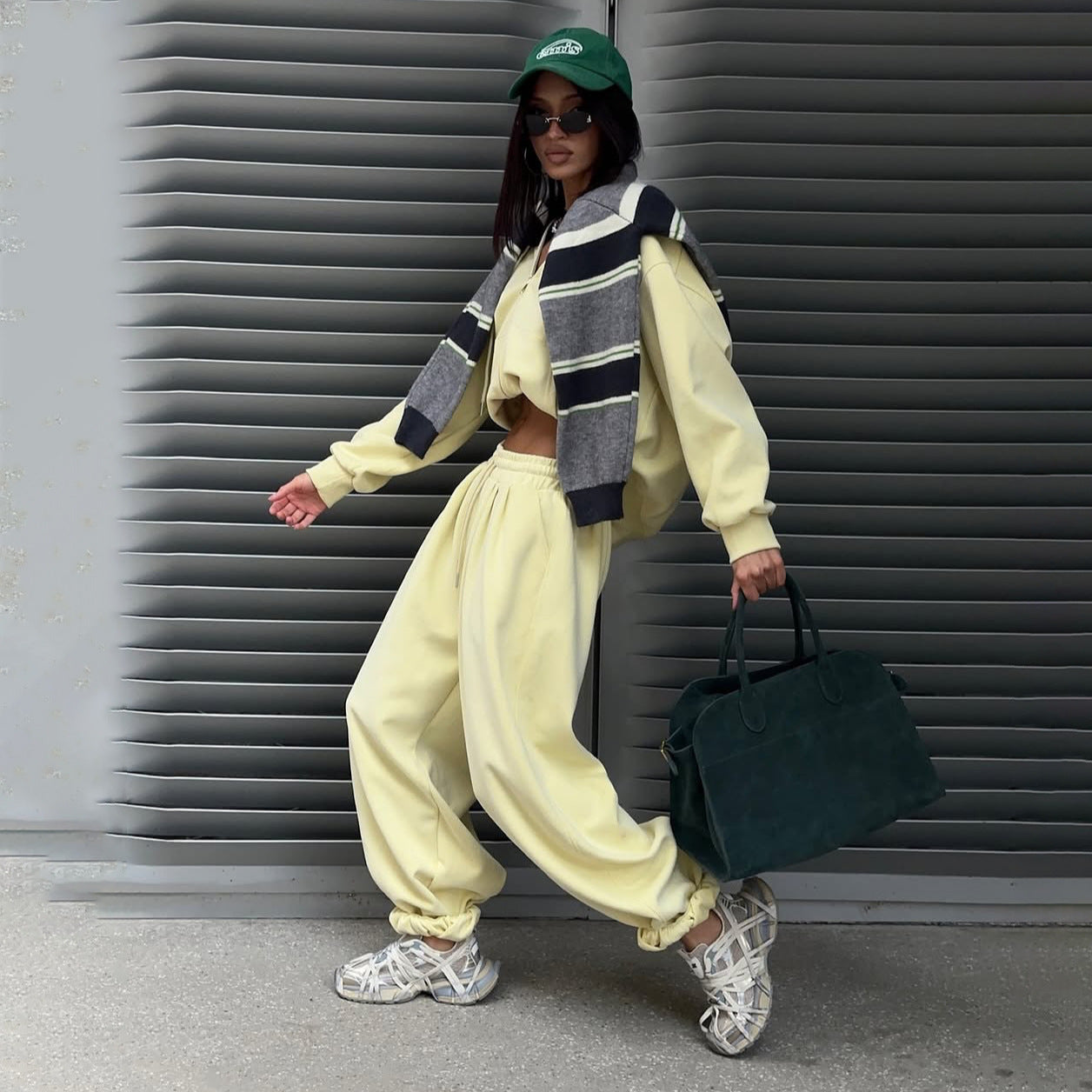 Dames ensemble de loungewear tendance avec hoodie court et pantalon large Chic und Stil