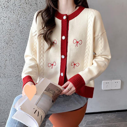 Dames cardigan en tricot confortable avec des appliqués en nœud et un motif en torsades Chic und Stil