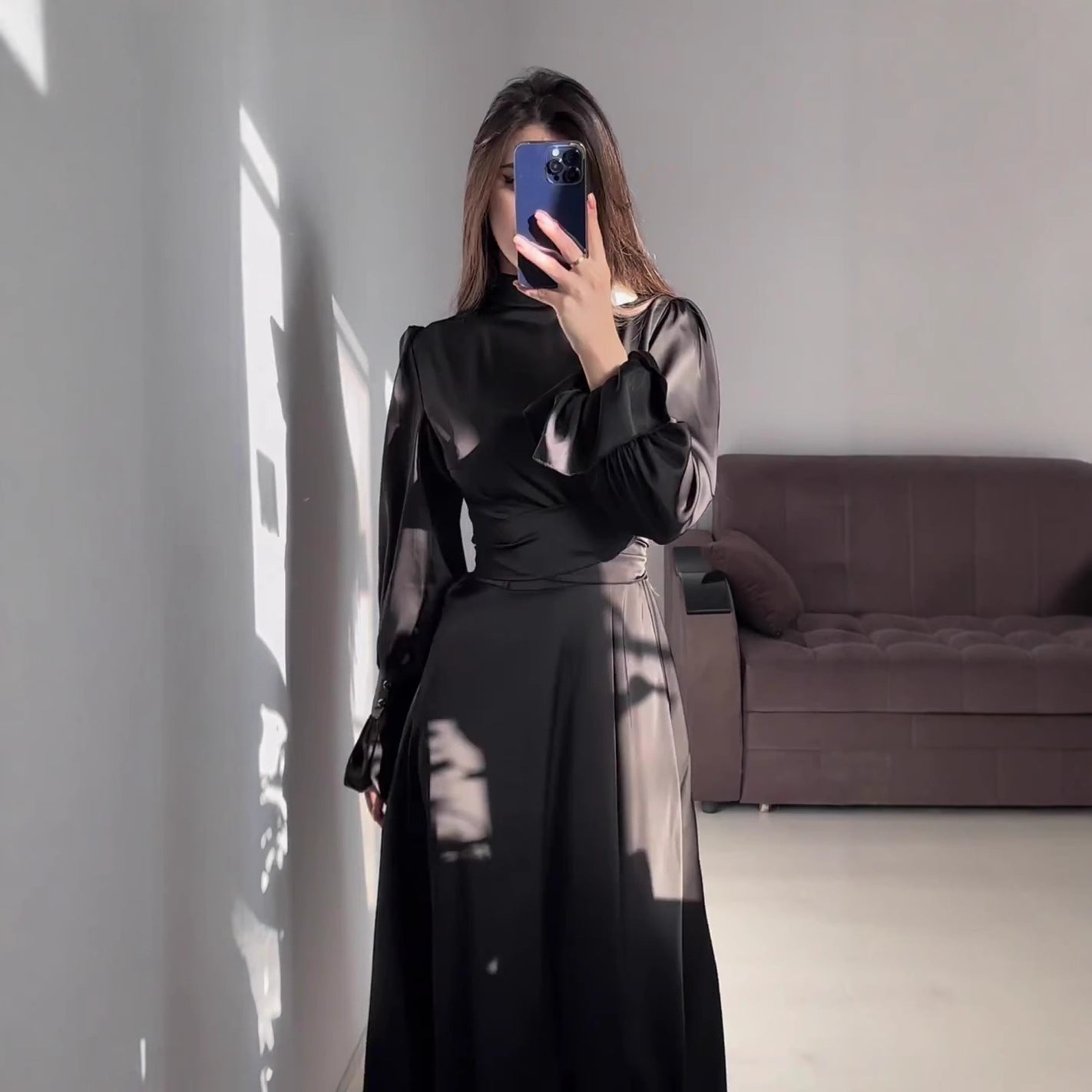 Femmes Robe maxi élégante avec des manches bouffantes voluminaires et une surface en satin de haute qualité Chic und Stil