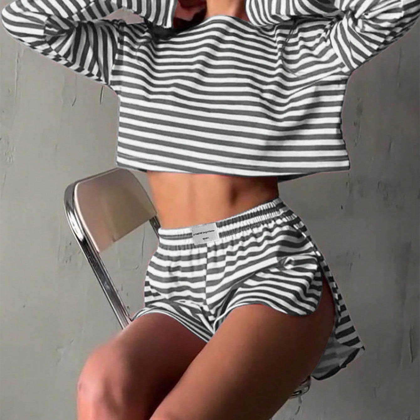 Ensemble décontracté rayé pour femmes avec top court et shorts Chic und Stil