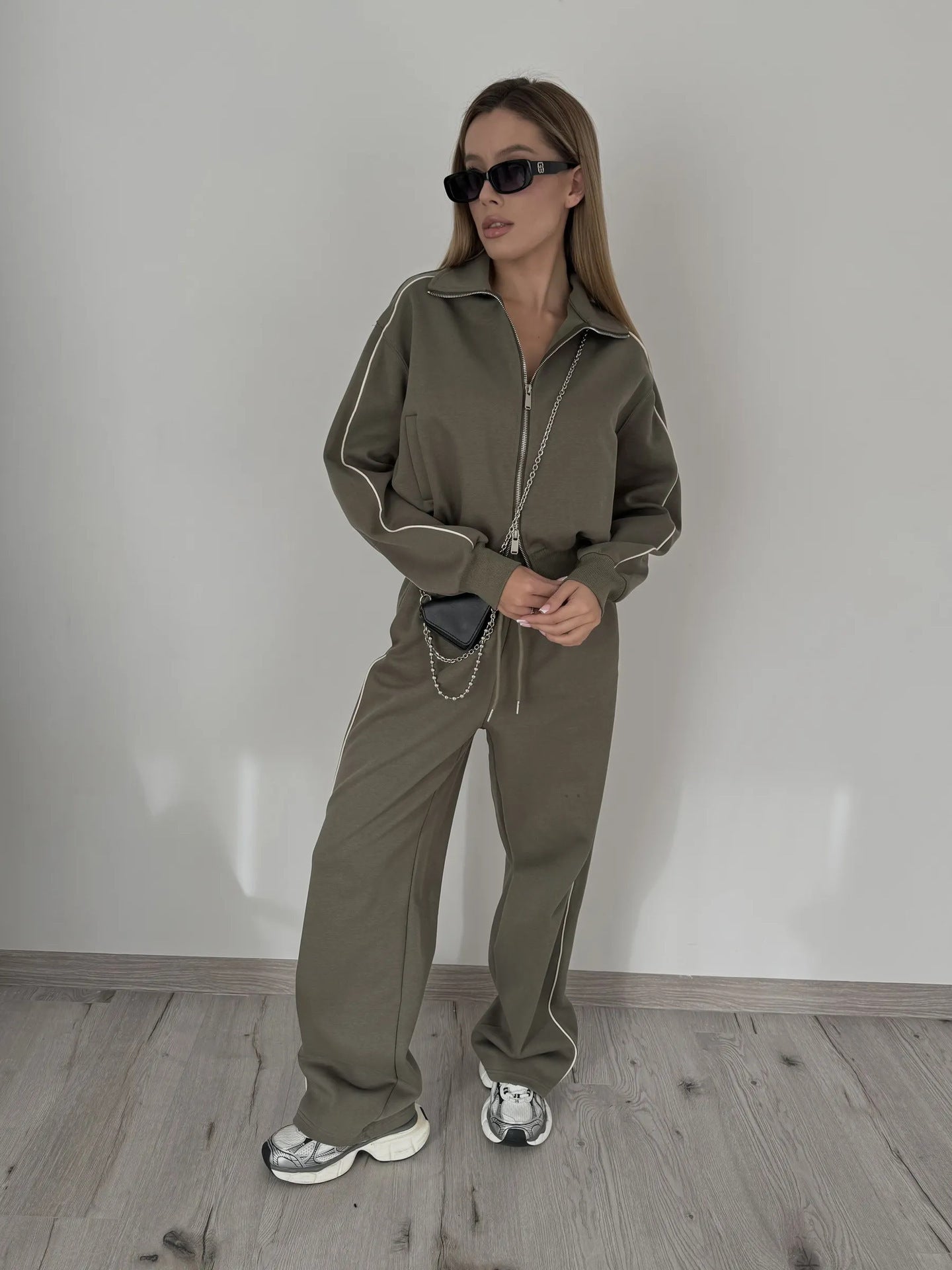 Costume de loisirs tendance pour femmes avec fermeture éclair haute et poches pratiques Chic und Stil