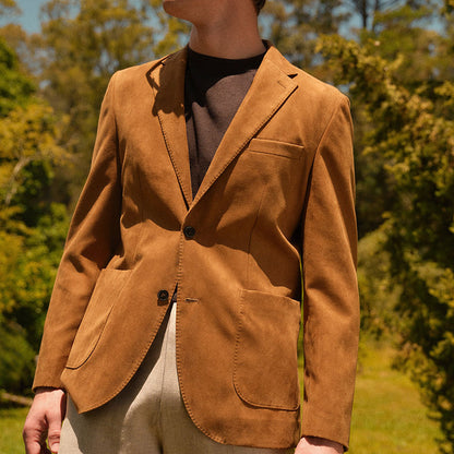 Costume en cuir suédé élégant pour hommes avec revers profond et poches pratiques Chic und Stil