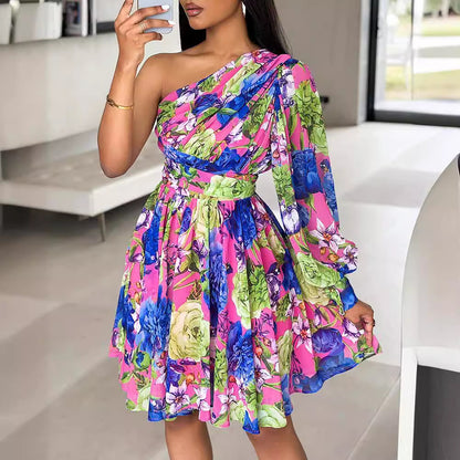 Robe femme à épaule unique avec des manches volumineuses et un design floral Chic und Stil