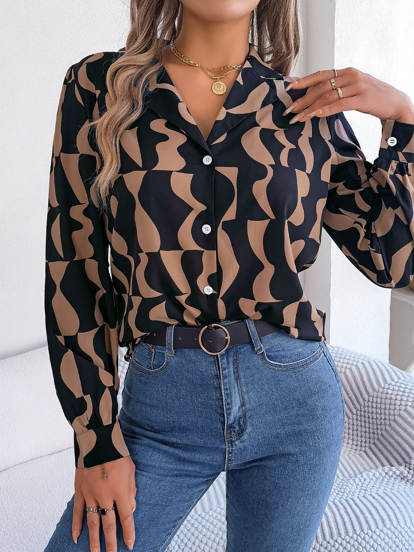 Chemisier chic pour femmes avec un design graphique moderne et des détails de boutons Chic und Stil