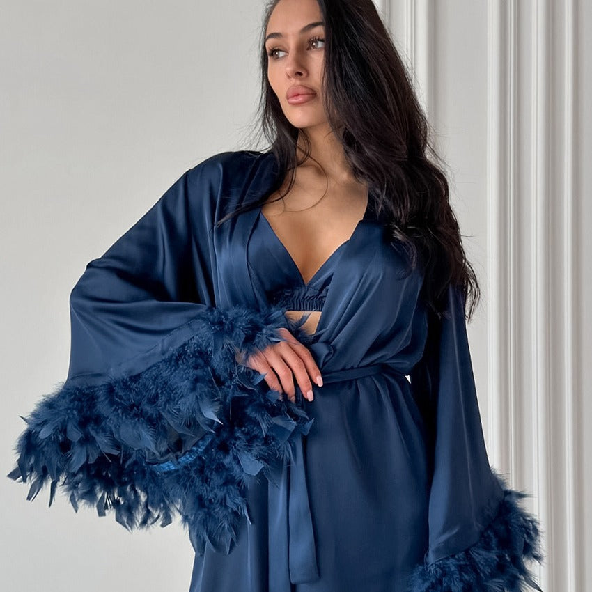 Dame Kimono en Satin avec Plumes Chic und Stil