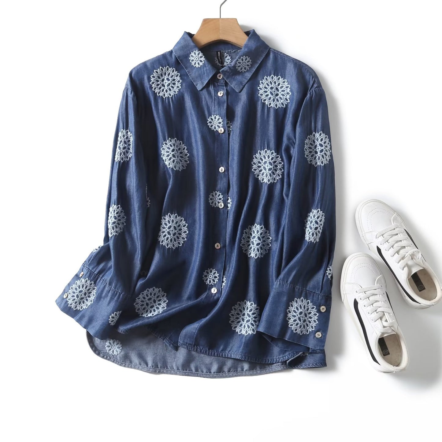 Chemisier pour femmes avec design floral brodé Chic und Stil