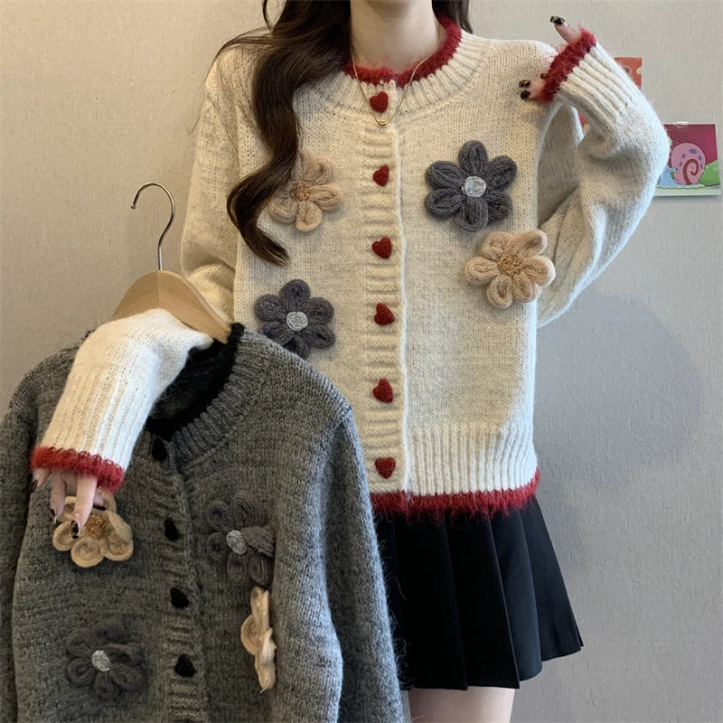 Dames pull-over ludique avec fermeture à boutons en forme de cœur et appliques florales Chic und Stil