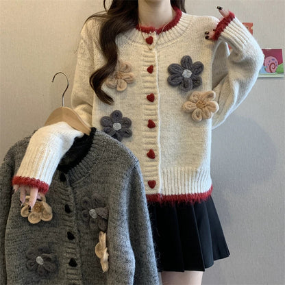 Dames pull-over ludique avec fermeture à boutons en forme de cœur et appliques florales Chic und Stil