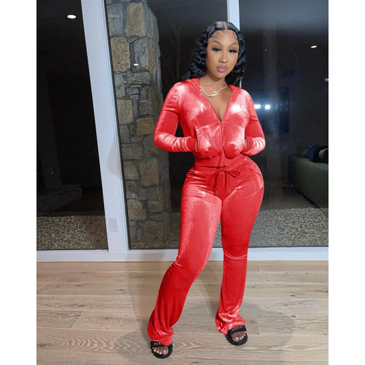 Women's sports set in velvet hoodie and loose jogger pants Chic und Stil