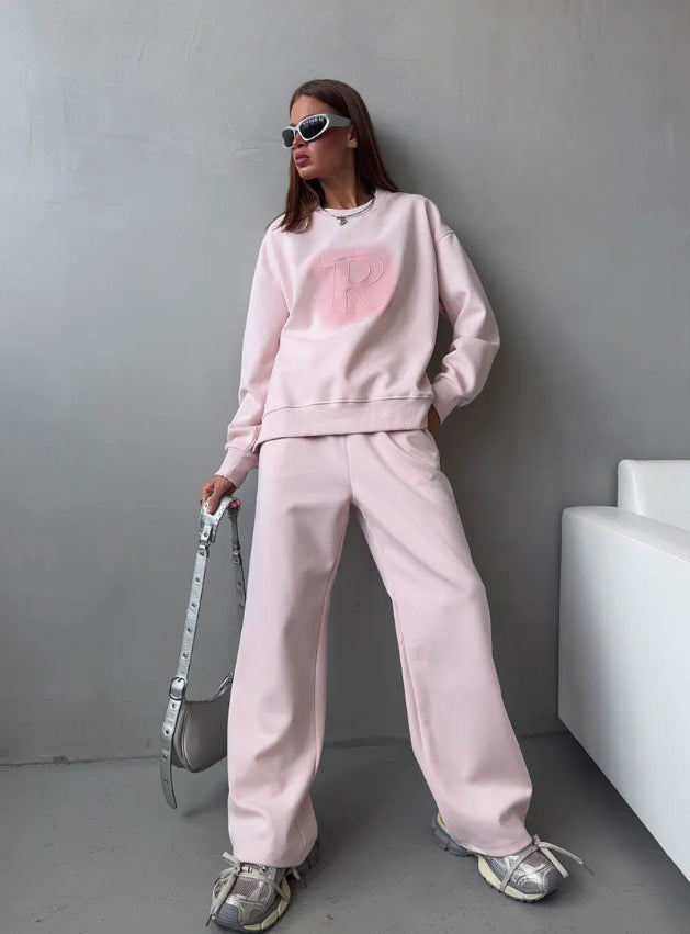Casual outfit for women with oversized sweatshirt and comfortable pants Chic and Style