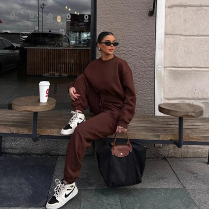 Chic and Style elegant and casual two-piece set for women with comfortable cropped sweatshirt and loose jogger pants