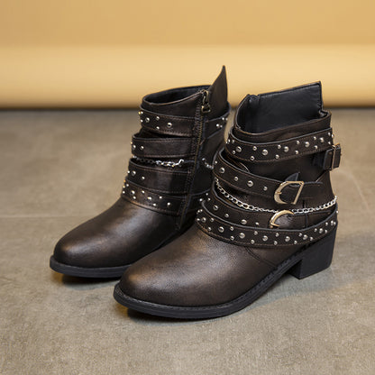 Bottines féminines tendance avec des bandoulières décorées et des éléments en chaîne Chic und Stil