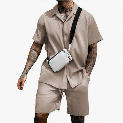 Chemise décontractée à manches courtes pour hommes avec une coupe stylée et un short assorti Chic und Stil