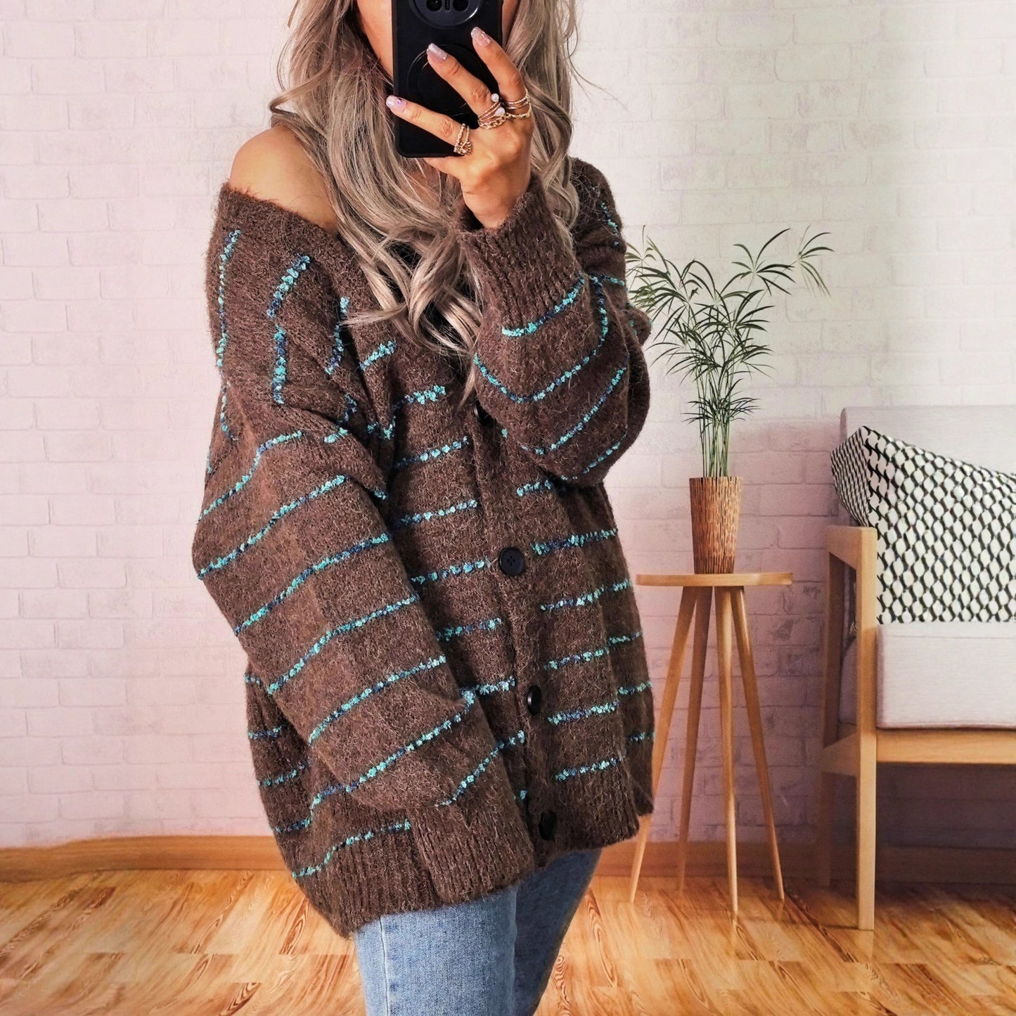 Dames gros tricot cardigan avec des rayures contrastantes à la mode et des détails élégants de bouton Chic und Stil