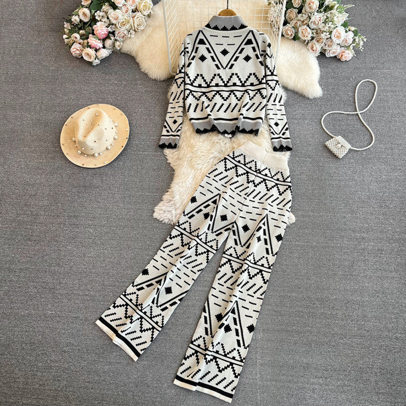 Costume en tricot tendance pour femmes avec des motifs géométriques Chic und Stil