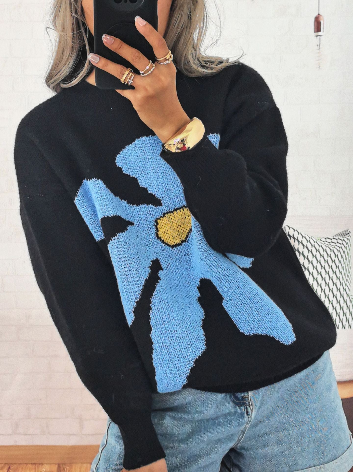 Pull femme avec motif floral saisissant et coupe décontractée Chic und Stil